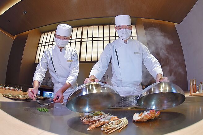 〈阪前和牛铁板烧〉的铁板料理极具「仪式感」。图／姚舜