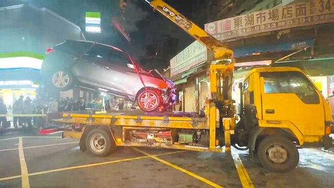 15岁曾姓少年开车撞进东湖市场附近的小吃店，警方将肇事休旅车拖离。（民眾提供／林郁平台北传真）