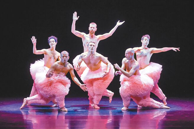 中國信託新舞臺藝術節今年邁入第十年，首度邀請曼波男孩舞團來台演出《蓬蓬》，以突破性別框架的男舞者芭蕾，傳遞只要願意打破刻板印象，不可能都將轉化成可能的積極信念。（鄧博仁攝）