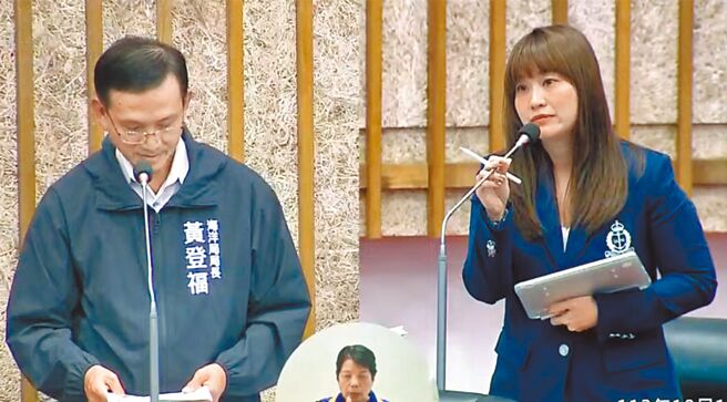 国民党籍高市议员许采蓁（右）18日质询表示，基隆港邮轮旅客持续成长，但高雄游客却缩水一半以上。（摘自高市议会YouTube频道／洪浩轩高雄传真）