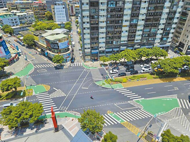 台北市天母棒球場前的忠誠路與士東路口的行人穿越道及車輛動線，日前重新鋪設後，因造型新穎又具安全性廣受好評。。（台北市交工處提供／丁上程台北傳真）