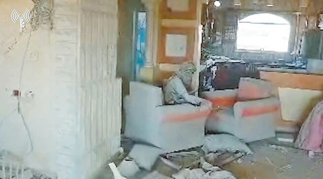 哈玛斯领袖辛瓦17日被以军击毙，无人机拍摄到其生前最后画面。（路透）