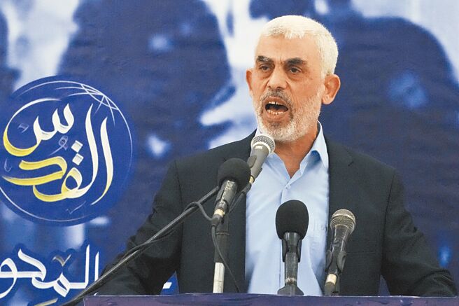 以色列总理尼坦雅胡表示，辛瓦之死虽等同「邪恶受到了打击」，但迦萨战争不会因此结束。图为2022年4月辛瓦在迦萨发表演讲。（美联社）