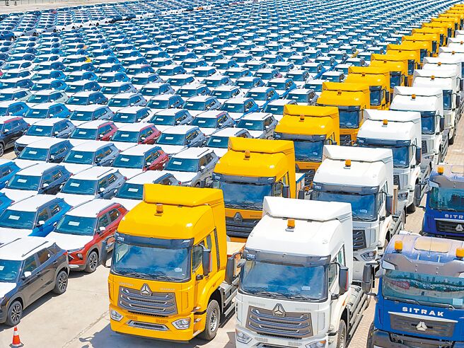 大陸18日公布第3季經濟數據，第3季GDP增長4.6％，前3季增長4.8％。圖為山東煙台港的出口汽車。（新華社）