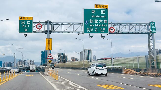 台65线快速道路北向新庄二出口处已挂上区间测速终点的告示牌，不仅民眾热议，议员也质疑成效。（吕健豪摄）