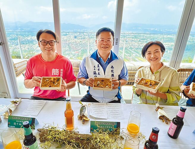 南投县政府18日举行产地精品餐桌发表会，新食力厨师使用「友善石虎」标章的农产品烹煮创意料理，令农业处长苏瑞祥、南投县议员简千翔及陈宜君相当惊艳。（杨静茹摄）