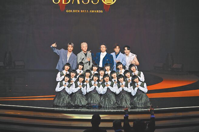 Energy（後排）18日與Avantgardey合體帶來精采表演。（三立提供）