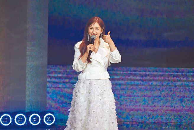 上月剛升格二寶媽的吳姍儒18日獨挑大梁主持。（三立提供）