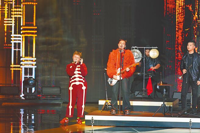 許富凱（左）18日與Marz23合作，將台語和饒舌音樂重新編曲的演出頗受好評。（三立提供）