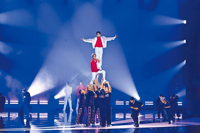 男團Ozone與競技啦啦隊MONSTER在開場表演上帶來「人體疊羅漢」。（三立提供）