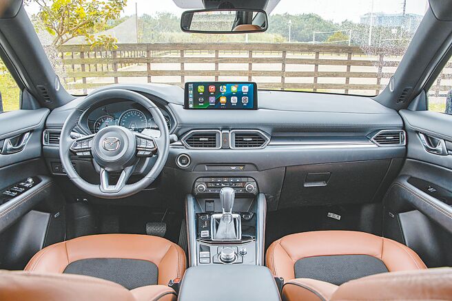 仪表控台有着豪华质感，中央10.25吋资讯显示幕可藉由排檔杆后方旋钮操作。（陈大任摄）