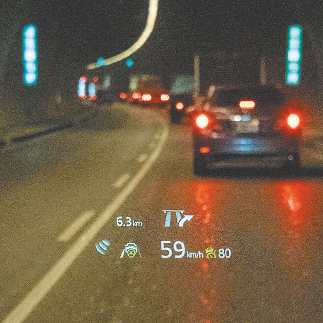 HUD可显示手机导航指引。（陈大任摄）