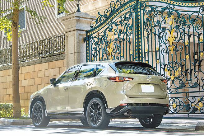 MAZDA赋予CX-5俐落的姿态，在静态下也有向前跃动的视觉感。（陈大任摄）