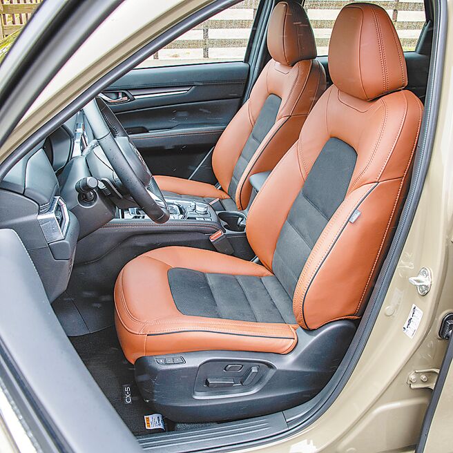 麂皮质感双色跑车座椅。（陈大任摄）