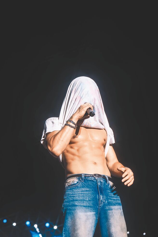 Rain受邀擔任首日壓軸演出嘉賓，撩起上衣並抖動傲人「狗公腰」引得台下觀眾尖叫連連。（Borneo Sonic MF提供）