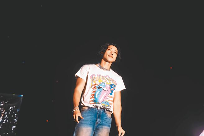 Rain受邀擔任首日壓軸演出嘉賓，撩起上衣並抖動傲人「狗公腰」引得台下觀眾尖叫連連。（Borneo Sonic MF提供）