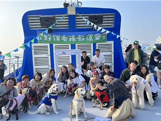 高雄「毛孩嗷運聖火傳遞」 攜萌寵家庭搭船遊港