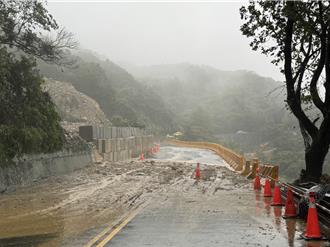 阳金公路又坍方 车辆一度受困 目前单线双向通行