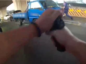 瘋狂小貨車拒檢還衝撞 影片曝光！警轟6槍制止仍逃逸