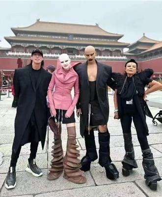 美知名设计师奇装异服游陆故宫遭劝离 陆媒力挺：没毛病！