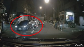 美腿女騎士出社區直直衝 擦撞「賓利」跌摔！保全傻眼