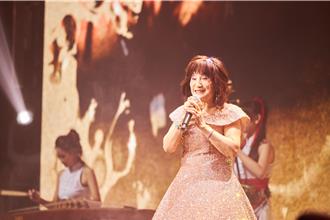 72歲傳奇歌姬現身南台灣    駕馭金絲亮片禮服驚豔四方