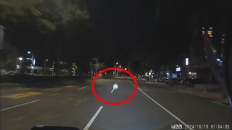 骑车差点被「垃圾」收掉 网友：真的好大一包