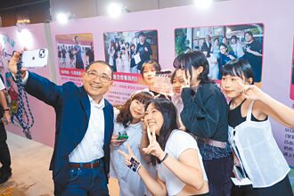 新北 世新奪校園廣告人首獎 侯頒15萬