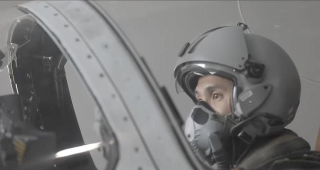  空軍司令部臉書發布「迎接挑戰 重返藍天」影片，展現空軍捍衛領空決心。（截自「迎接挑戰 重返藍天」影片）