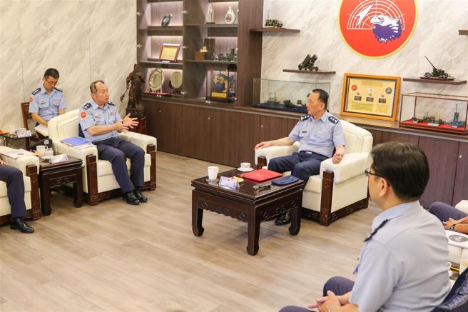 空軍司令劉任遠上將視導南部地區駐軍，勉戮力戰訓本務。（空軍司令部提供）