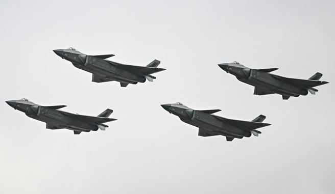 共军现役匿踪战机歼-20备受外界关注。（图 / 中新社）