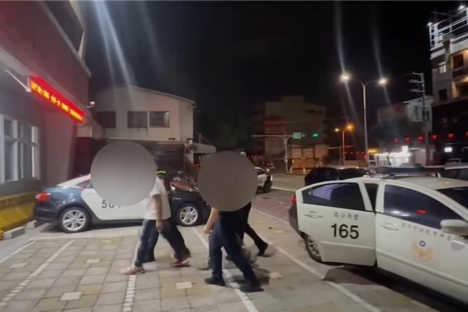 丰原警方将现场涉嫌斗殴相关人及一旁劝架的7名友人，通通带回返派出所协助厘清案情。（丰原警分局提供／张妍溱台中传真）