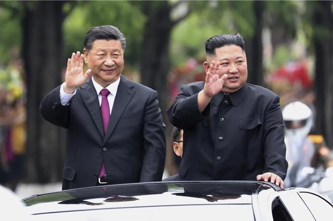 10月3日、9日和10日深夜，南韓向北韓首都平壤上空派遣無人機，散播大量批評傳單。4天後解放軍發起「聯合利劍-2024B」演習。圖為習近平與金正恩資料照。（美聯社）