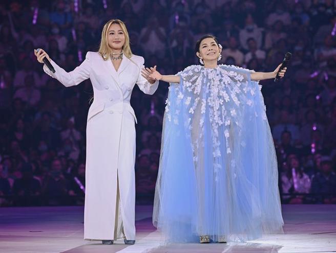 張清芳19日在演唱會上與A-Lin牽手合唱經典歌曲〈這些日子以來〉。（上引娛樂提供）