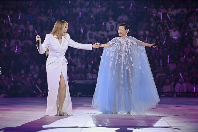 張清芳19日在演唱會上與A-Lin牽手合唱經典歌曲〈這些日子以來〉。（上引娛樂提供）