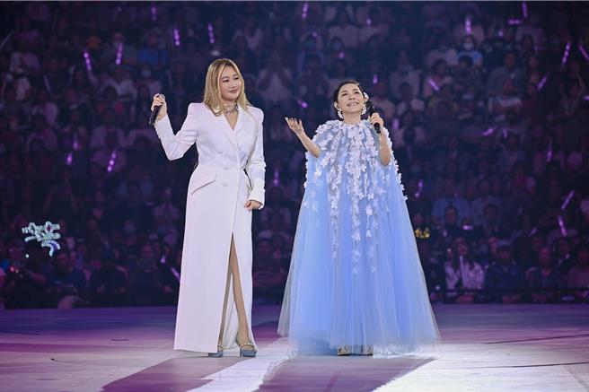 張清芳19日在演唱會上與A-Lin合唱經典歌曲〈這些日子以來〉。（上引娛樂提供）