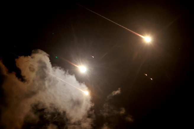 美国有关盟友以色列准备如何报復伊朗的计画，以及以色列拥有核武的最高机密情报遭到外流，美国正在调查这起外泄事件。图为伊朗1日朝以色列发射上百发飞弹。（路透社）