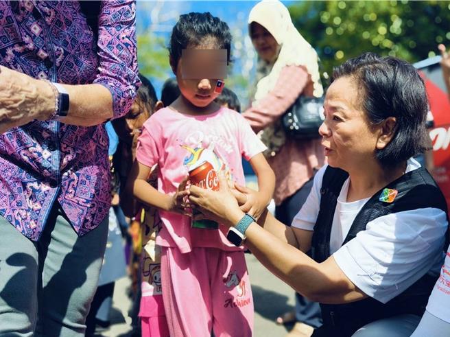 快樂天堂基金會董事長張雪如表示，沙巴難民營的孩子都相當純真可愛。（張雪如提供／孫英哲彰化傳真）