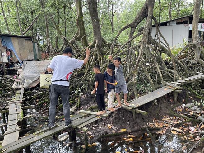 沙巴難民營有如原始部落，生活環境嚴苛。（張雪如提供／孫英哲彰化傳真）
