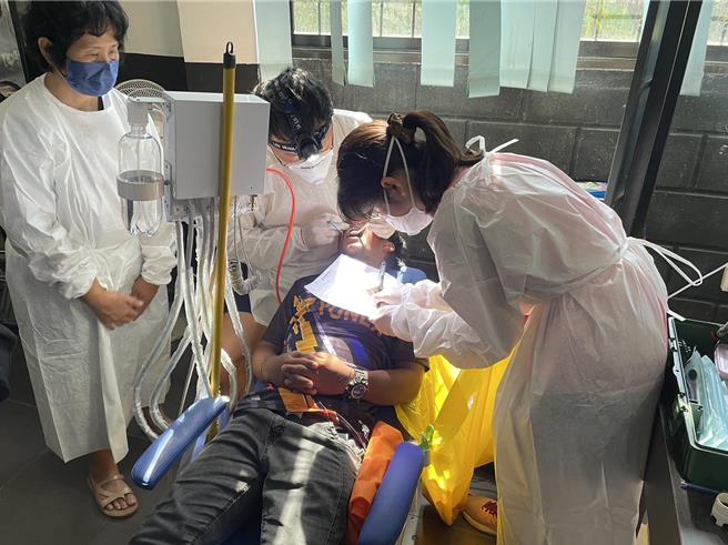 國際醫療團在沙巴難民營進行義診服務。（張雪如提供／孫英哲彰化傳真）