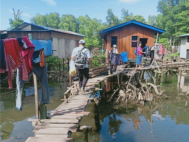 沙巴難民營有如原始部落，生活環境嚴苛。（張雪如提供／孫英哲彰化傳真）