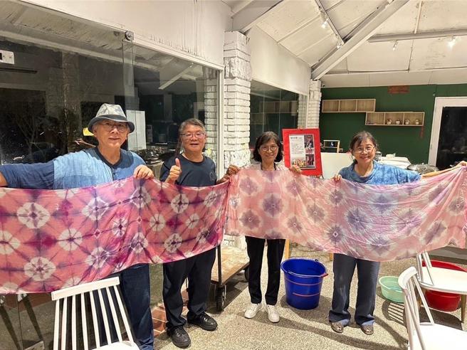 獲選「國家工藝成就獎」藝師陳景林(左一)，傳授天然染料領域知識，並教導手作染織藝術。(圖／業者提供)