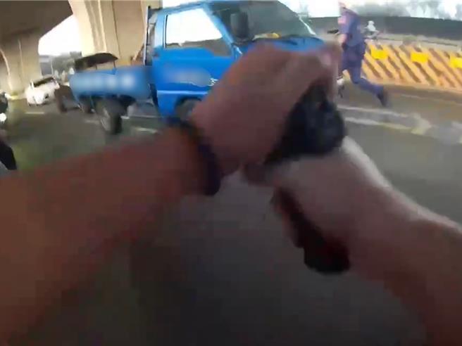 台中市警察局霧峰分局內新派出所員警19日下午5時多，在大里區新光路因駕駛違規攔查1部藍色小貨車，對方卻拒檢逃逸，警方一路追緝2度開3槍制止，上演警匪追逐片。（民眾提供／潘虹恩台中傳真）