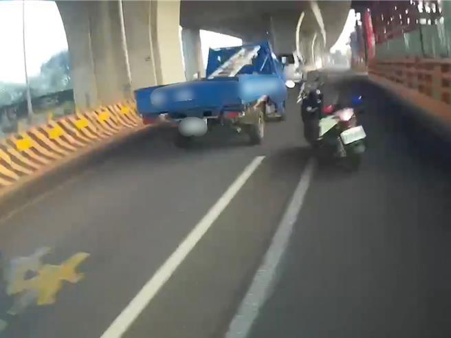 台中市警察局霧峰分局內新派出所員警19日下午5時多，在大里區新光路因駕駛違規攔查1部藍色小貨車，對方卻拒檢逃逸，警方一路追緝2度開3槍制止，上演警非追逐片。（民眾提供／潘虹恩台中傳真）