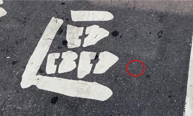 路面待轉區就可見鐵釘。（讀者提供／洪靖宜高雄傳真）