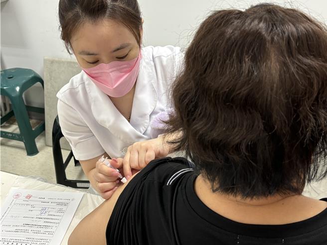 公費流感疫苗10月1日開打，台中市至18日止已有逾29萬人完成接種。（馮惠宜攝）