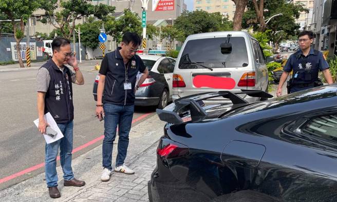 環保局噪音管制科長吳小萬、桃園分局交通組組長林健祥協同經發局、桃園監理站前往轄區車行做改裝源頭擴大查核輔導工作，宣導業者配合相關政策。（翻攝畫面）