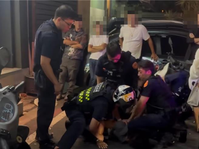 台南市警方20日凌晨4时许在中西区一家夜店门口逮捕持有大麻毒品的黄姓男子。（撷自社群网路Threads／程炳璋台南传真）