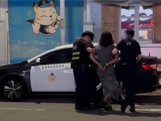 夜店中的1名黄姓酒客因持有大麻毒品，在门口遭警方逮捕。（撷自社群网路Threads／程炳璋台南传真）