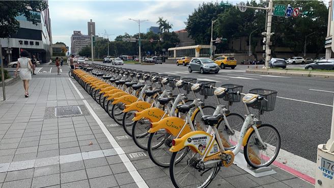 YouBike2.0骑乘最长距离为西园艋舺路口至嘉义火车站，距离240公里、租借3317分钟约55小时，4小时内每30分钟费率10元、5至8小时每30分钟费率20元、超过8小时以上每30分钟40元，扣除前30分钟免费，租借费用4029元、调度费935元。（刘彦宜摄）